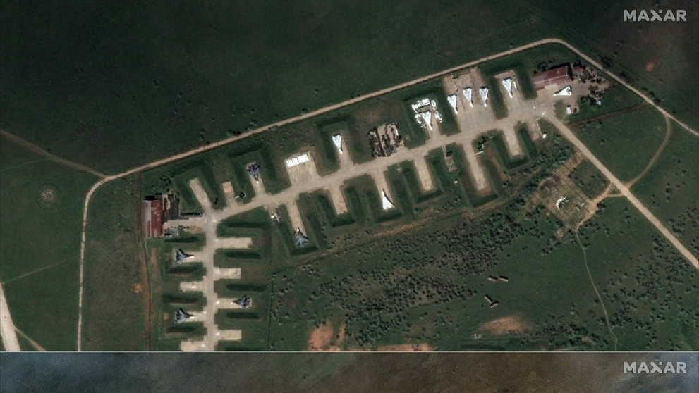 Na satelitnej kombosnímke ruská letecká základňa na Krymskom polostrove pred sériou výbuchov a po nej.