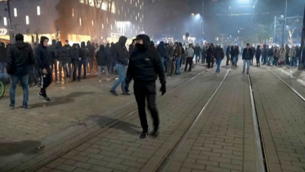 Polícia spustila na proteste varovnú streľbu, hlásia dvoch zranených