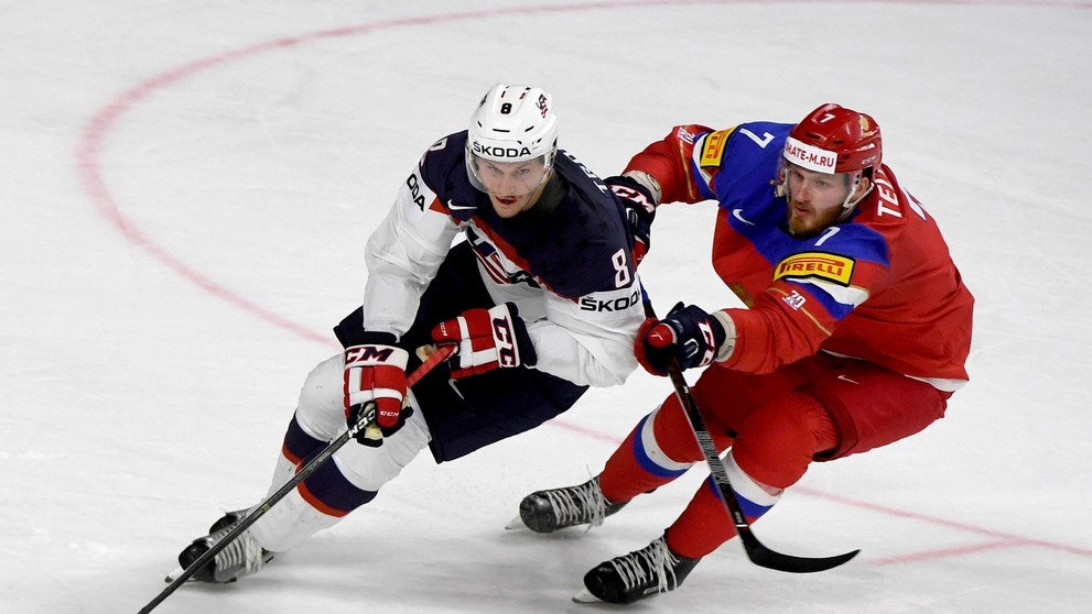 Jacob Trouba (vľavo) sa snaží uniknúť v dueli MS 2017 Rusovi Ivanovi Teleginovi.