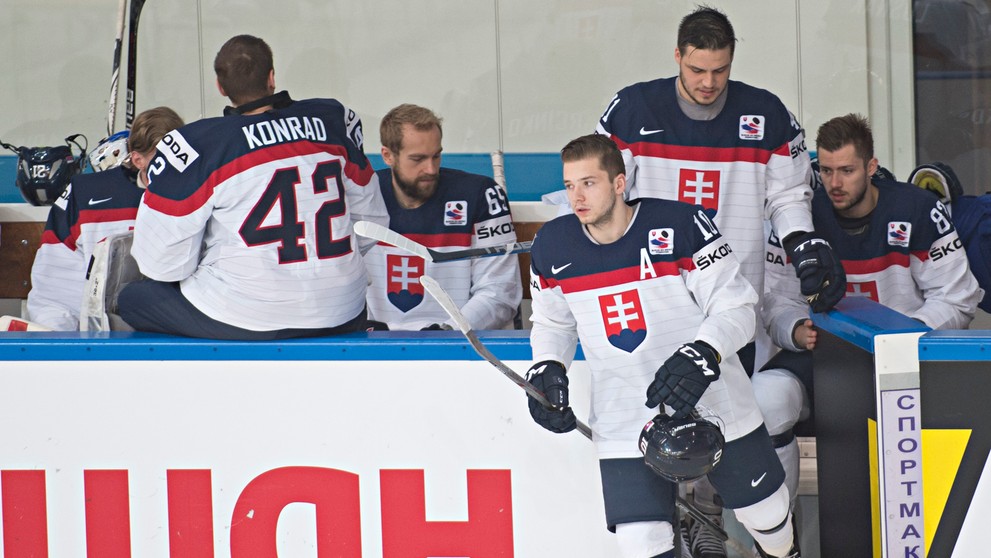 Na snímke zľava brankár Branislav Konrád, Tomáš Marcinko, Martin Réway, Patrik Lušňák a Martin Bakoš pred spoločným fotením na M