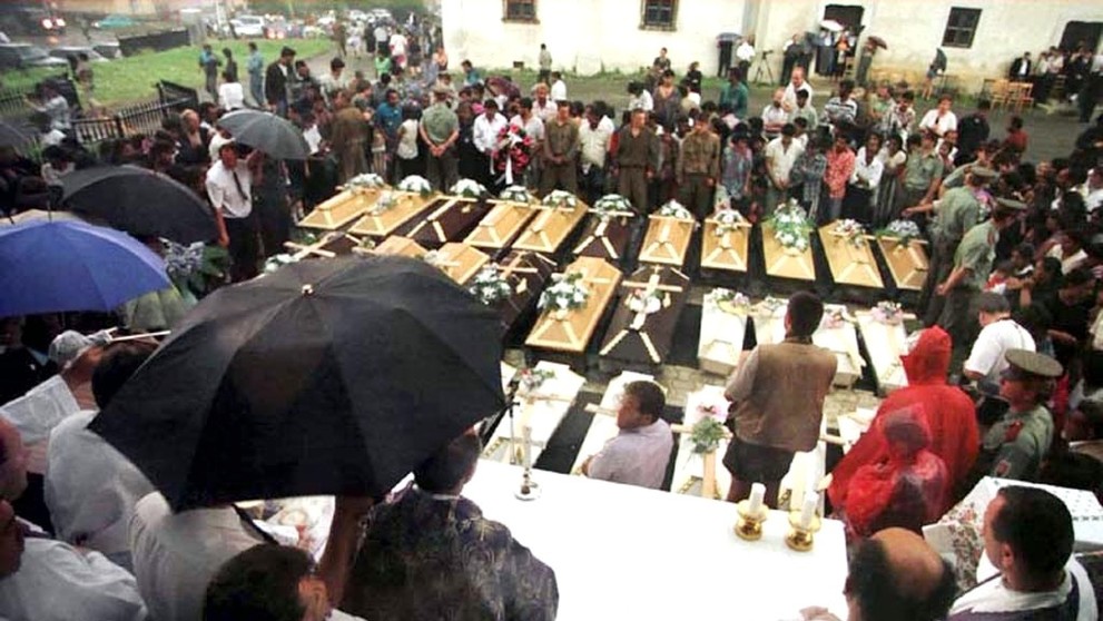 Smútočná rozlúčky s 32 obeťami povodne v Jarovniciach.