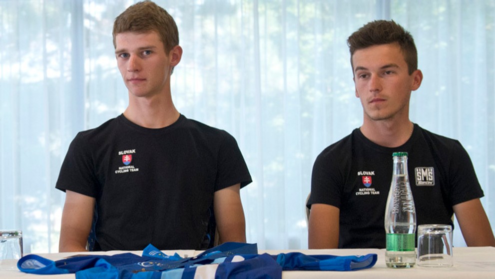 Majster Európy v cestnej cyklistike v kategórii do 23 rokov Erik Baška (vľavo) a reprekolega Juraj Bellan.