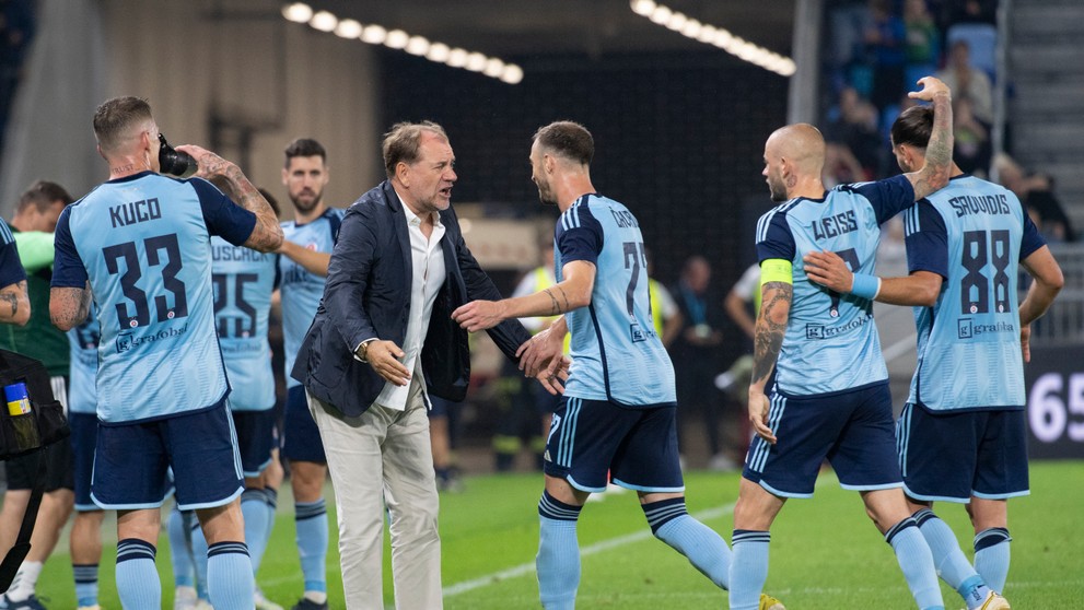 Na snímke tréner Vladimír Weiss st. a hráči Slovana sa tešia po strelení gólu na 2:0.