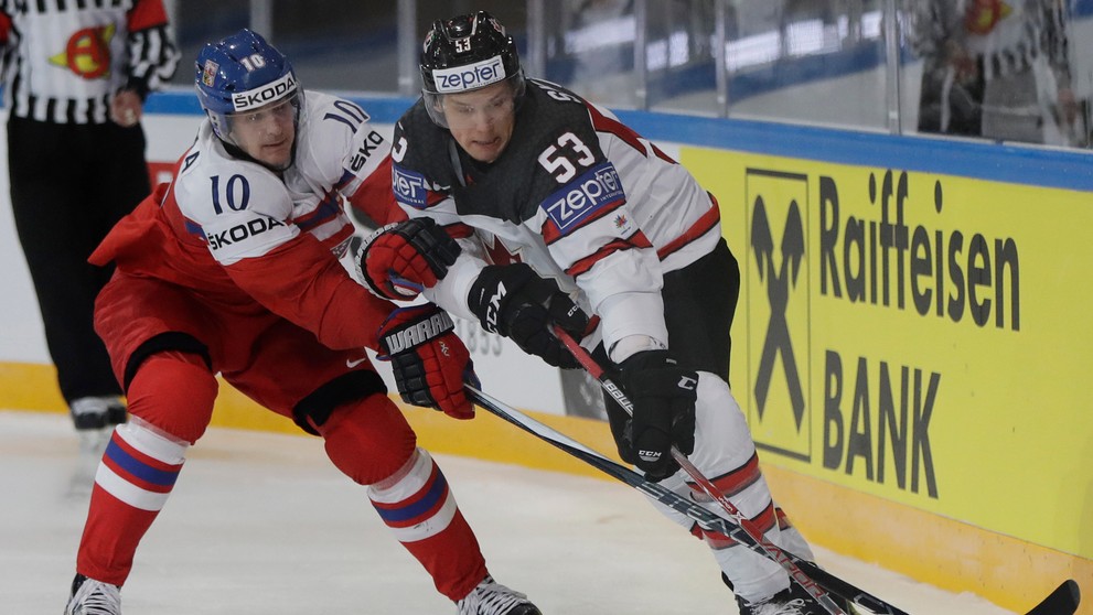 Roman Červenka (vľavo) z českého tímu atakuje Jeffa Skinnera z Kanady na MS 2017.