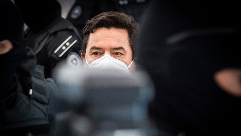 Obžalovaný Marian K. prichádza na ŠTS v Pezinku.