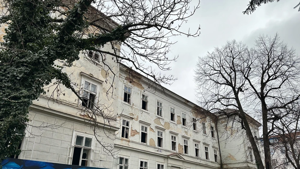 Zničená budova bývalej pôrodnice na Zochovej