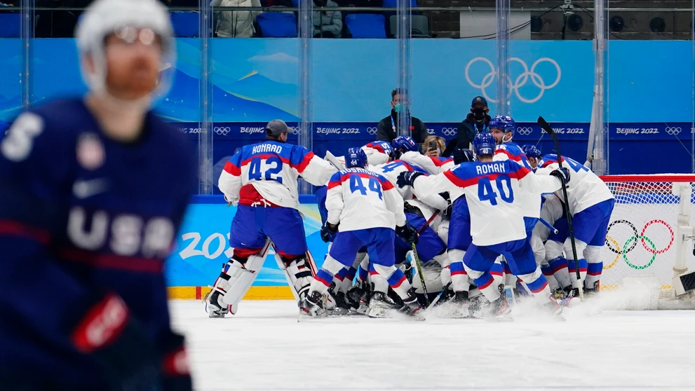 Hráči Slovenska sa tešia z postupu do semifinále po víťazstve 3:2 vo štvrťfinále ZOH 2022 nad USA.