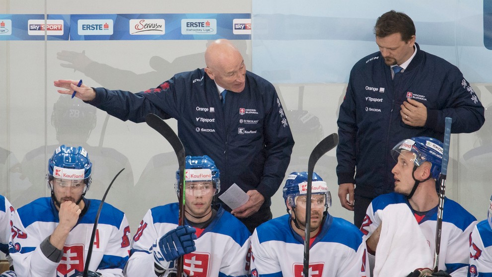 Hore vľavo tréner Craig Ramsay a vpravo asisitent Andrej Podkonický, dole zľava Martin Bakoš, Matúš Sukeľ, Rastislav Špirko a Ra