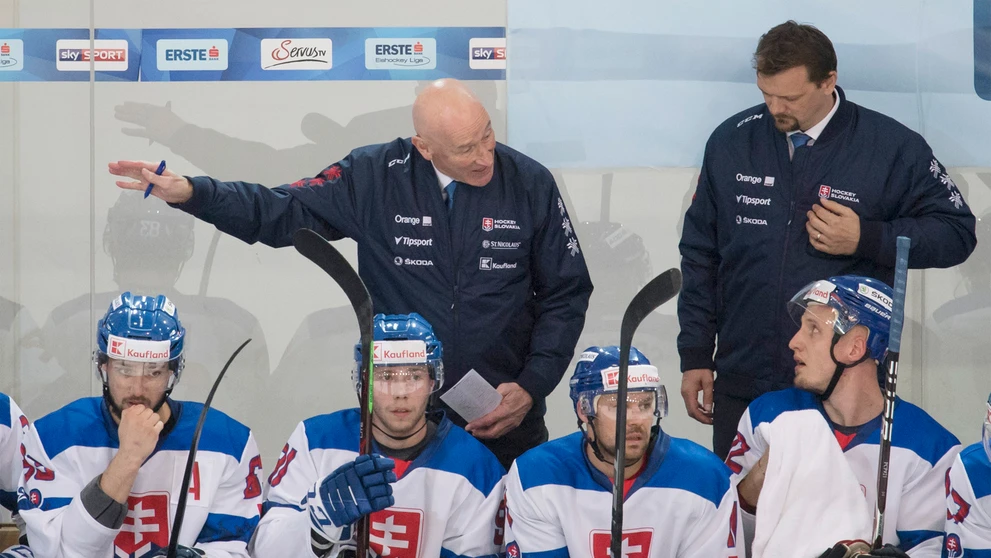Hore vľavo tréner Craig Ramsay a vpravo asisitent Andrej Podkonický, dole zľava Martin Bakoš, Matúš Sukeľ, Rastislav Špirko a Ra