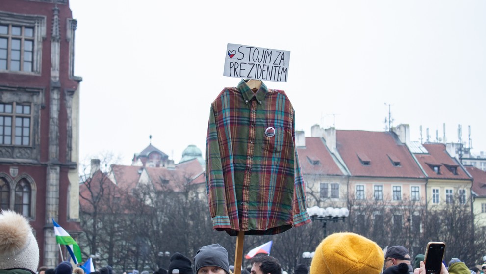 V Prahe sa na podporu prezidenta Pavla zišli desaťtisíce ľudí