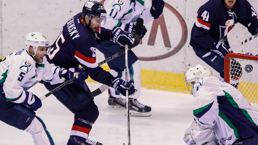Zľava Andrej Antonov (Jugra), Marek Viedenský (Slovan) a vpravo brankár Vladislav Fokin (Jugra).