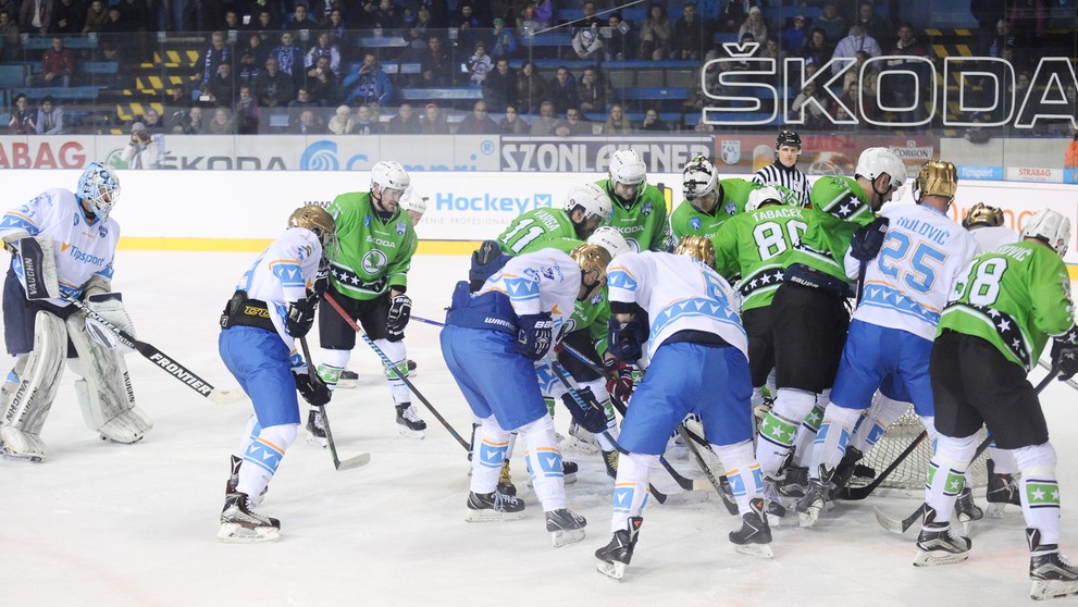 Skrumáž pred bránov v zápase hviezd.