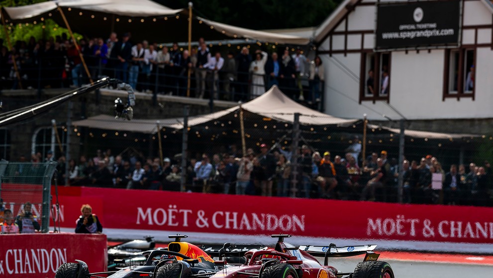 Max Verstappen a Charles Leclerc v súboji.