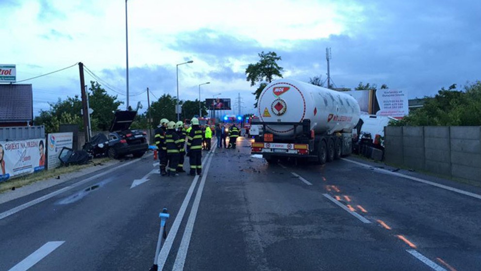 Cisterna skončila v plote rodinného domu.