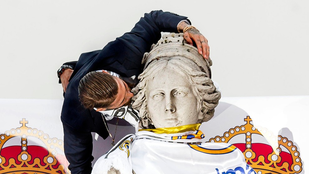 Kapitán Realu Madrid Sergio Ramos bozkáva sochu na madridskom námestí Cibeles.