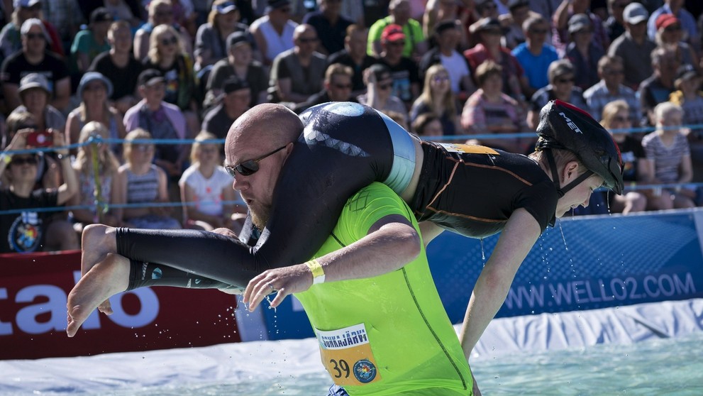 Majstrovstvá sveta v nosení manželky vo Fínsku.