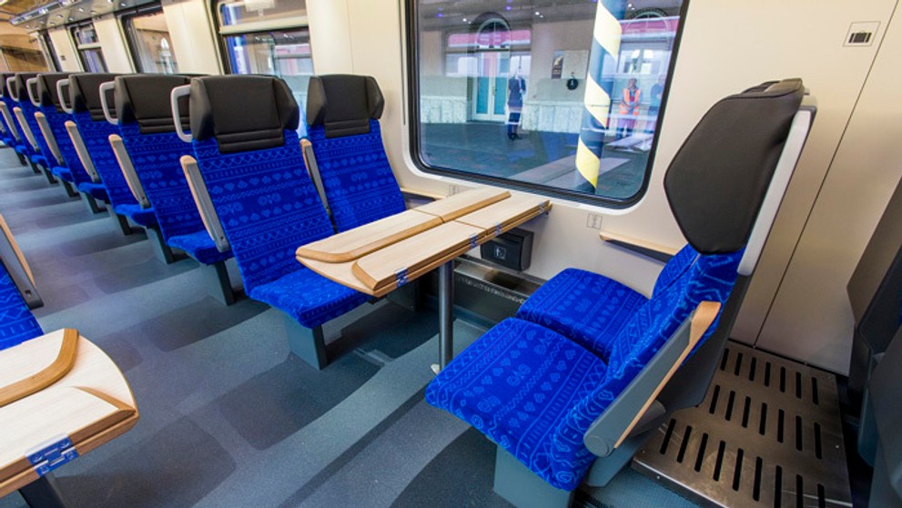 Pohľad na veľkopriestorový vozeň Bmpz s čičmianskym vzorom.