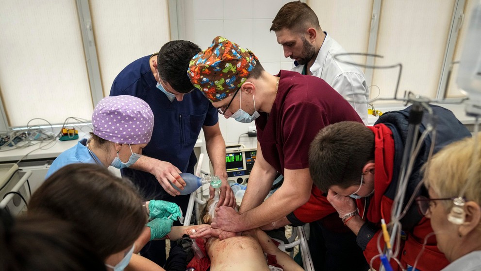 Zdravotníci  zachraňujú dieťa v mestskej nemocnici Mariupol na východe Ukrajiny po ostreľovaní.