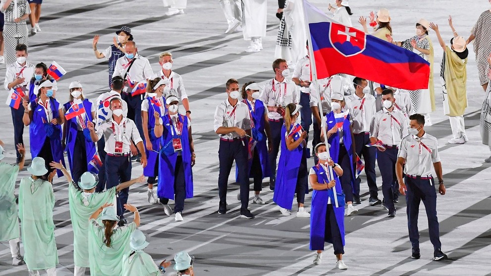 Slovenská výprava na čele s vlajkonosičmi strelkyňou Zuzanou Rehák Štefečekovou a vodným slalomárom Matejom Beňušom.