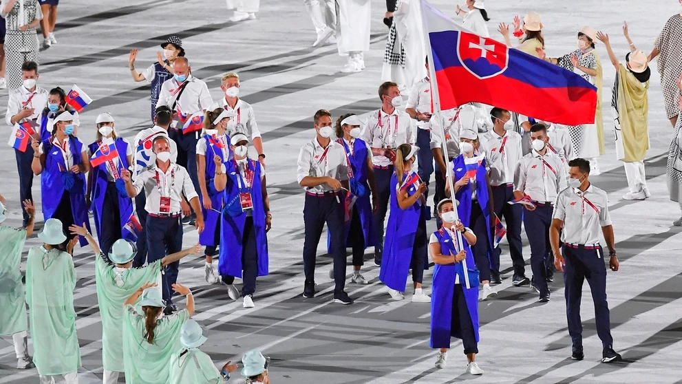Slovenská výprava na čele s vlajkonosičmi strelkyňou Zuzanou Rehák Štefečekovou a vodným slalomárom Matejom Beňušom.