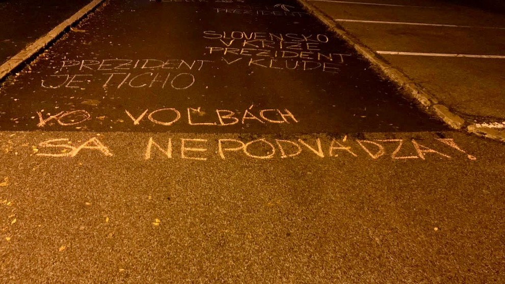Na prezidenta čakali takéto nápisy