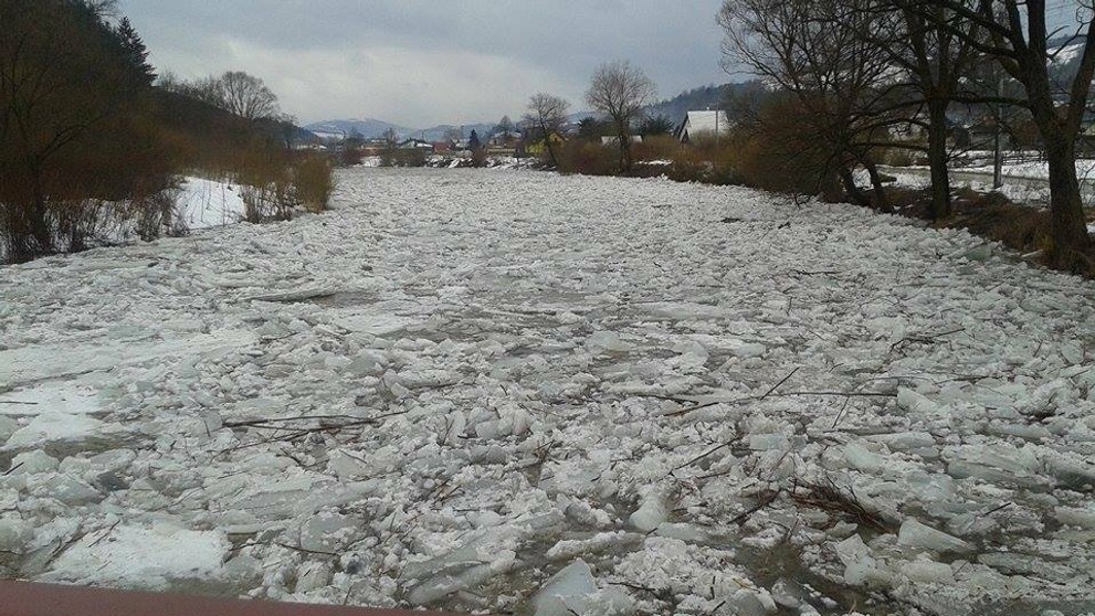 Na rieke Kysuca hrozí ľadová povodeň