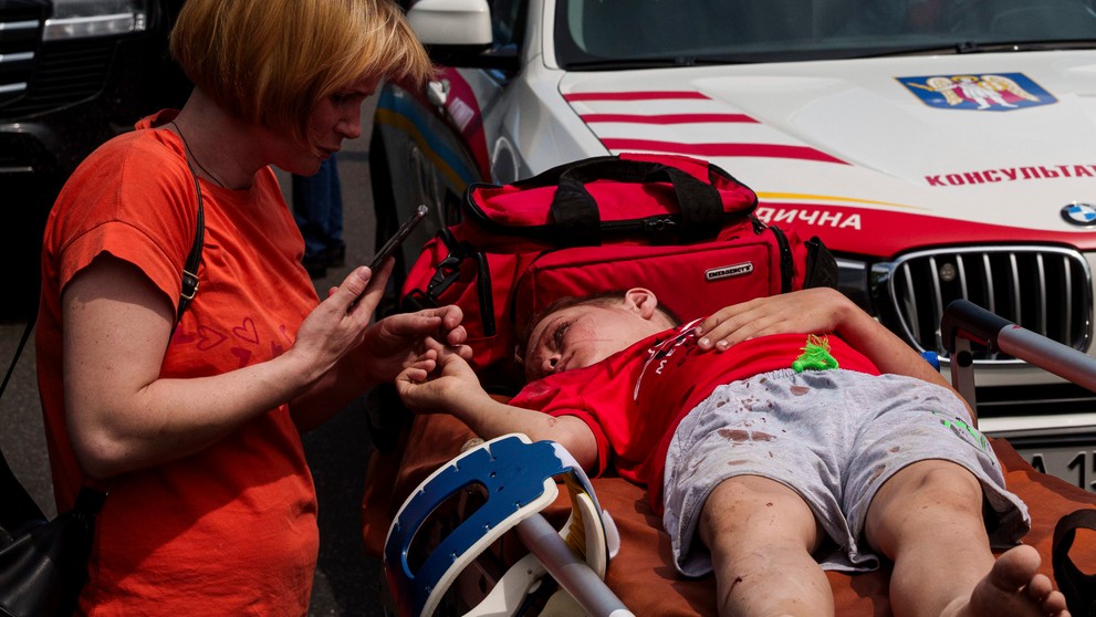 Zranené dieťa po útoku na nemocnicu