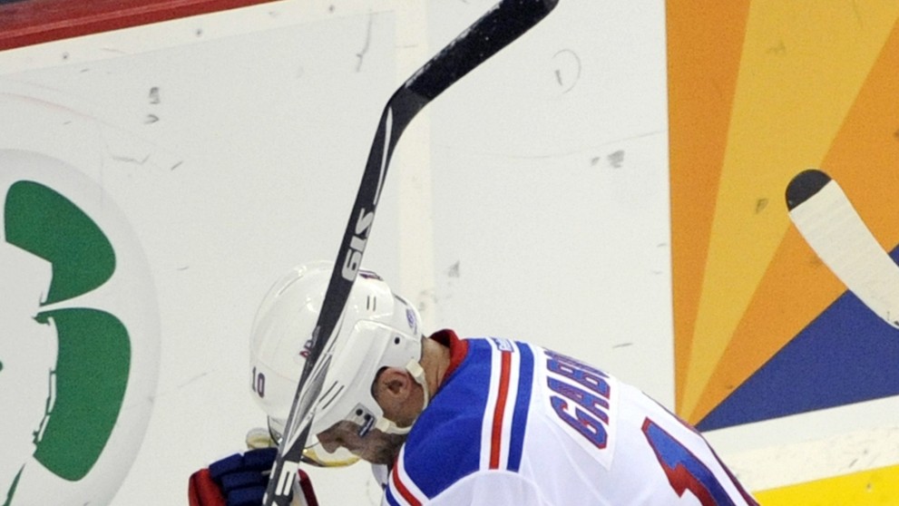 Marián Gáborík oslavuje gól v drese New Yorku Rangers.