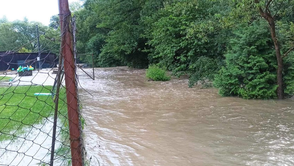 Voda z potoka zaplavila hlavnú cestu i pivnice.