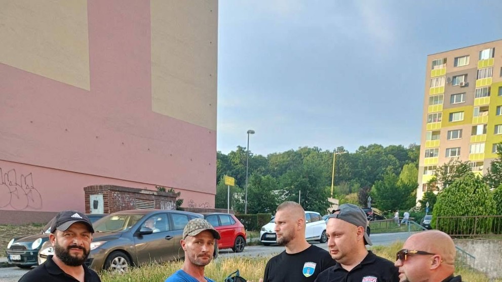 Partia mužov zo sídliska pomohla páru bez domova.