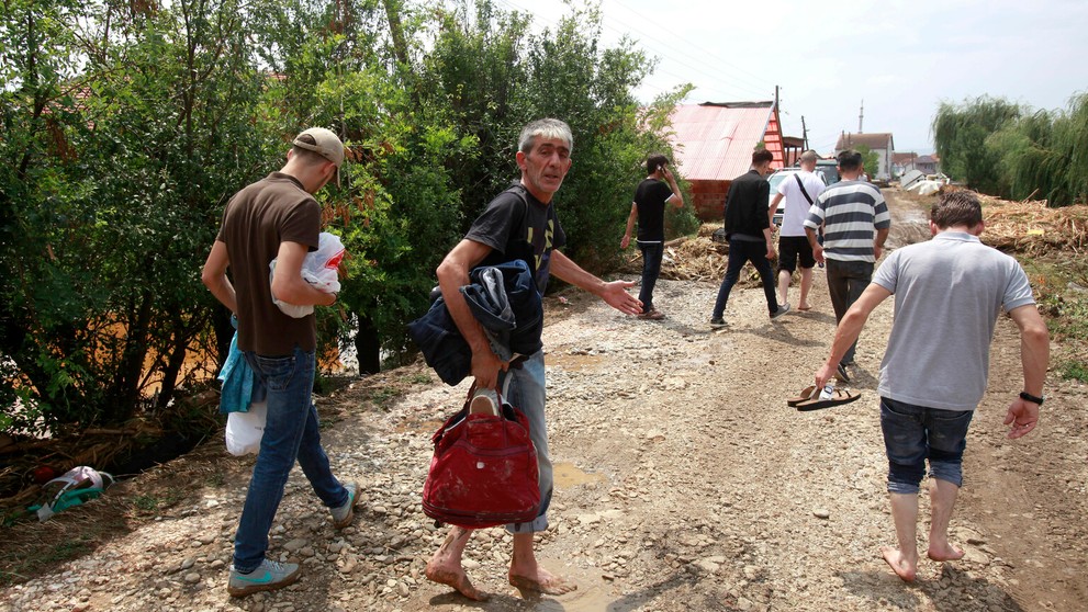 Obce v okolí Skopje sužujú záplavy.