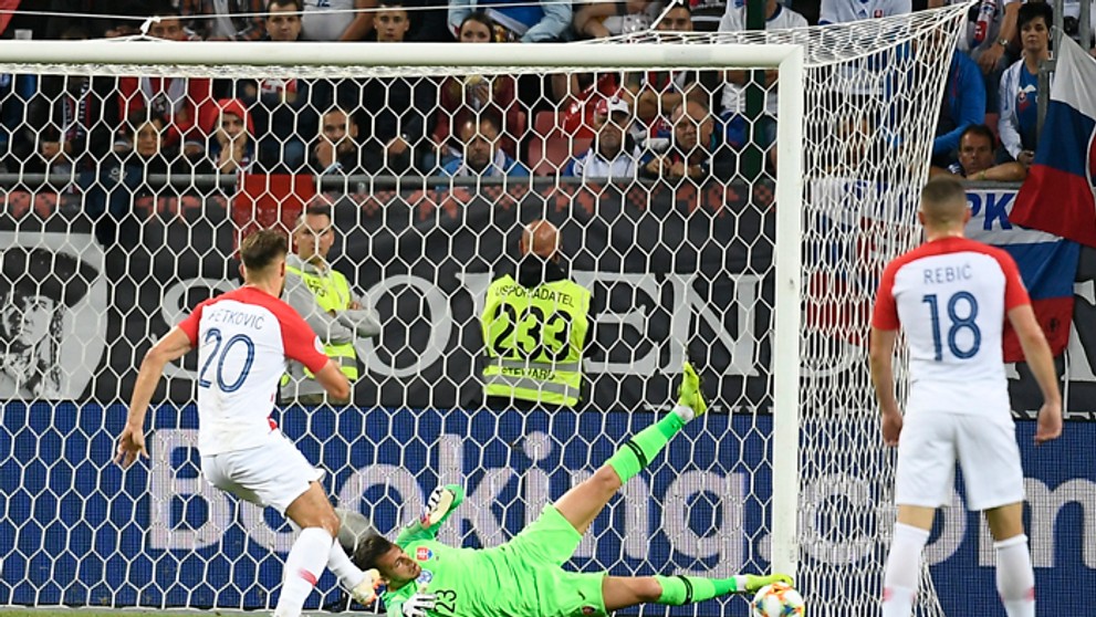 Ondrej Duda (vľavo) a kapitán chorvátskej reprezentácie Luka Modrič.