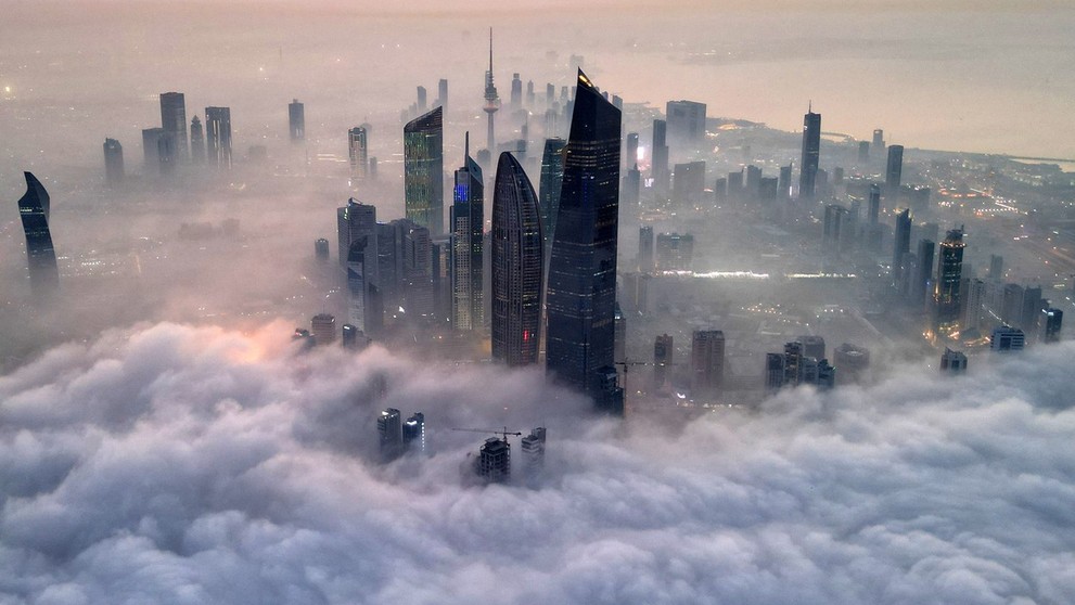 Metropolu Kuvajtu zahalila hustá hmla.