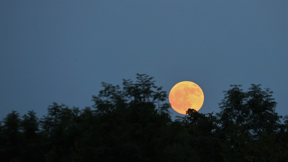 "Jahodový" spln nad dedinou.