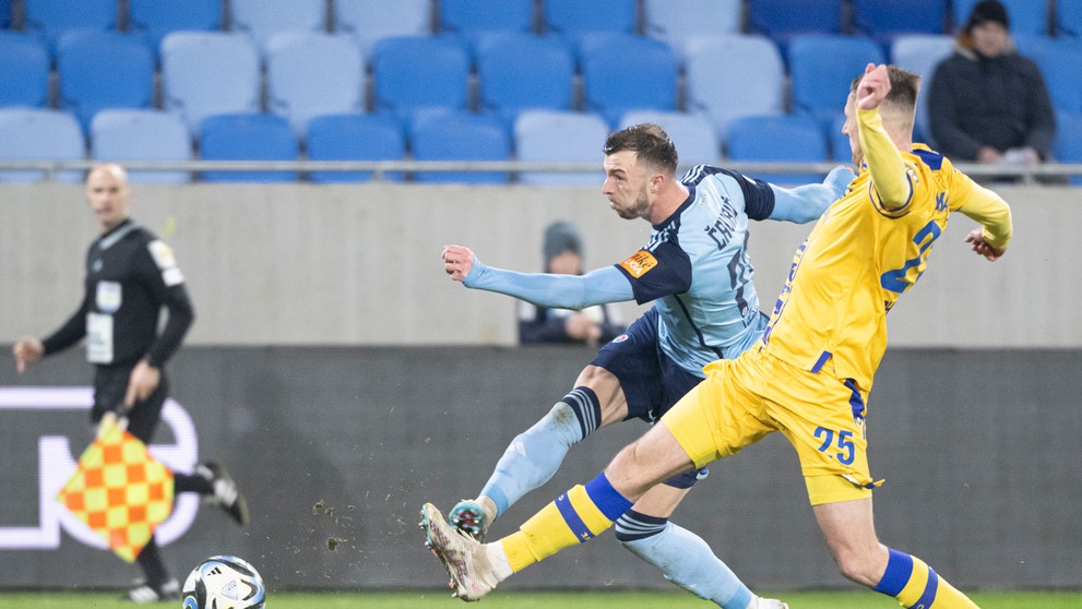 Zľava Aleksandar Čavrič (Slovan) a Filip Kaša (DAC) v 18. kole Niké ligy.