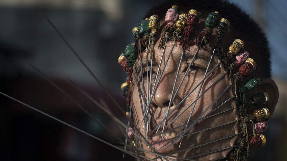 Desiatky ihiel na tvári.