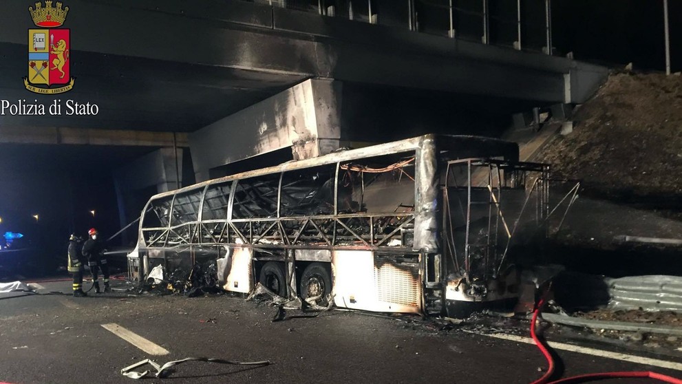 Havarovaný maďarský autobus so študentmi.