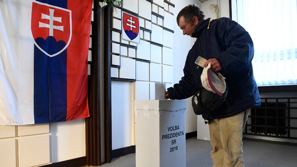 Hráč Arizony Coyotes Richard Pánik (14) a Samuel Girard z Colorado Avalanche.