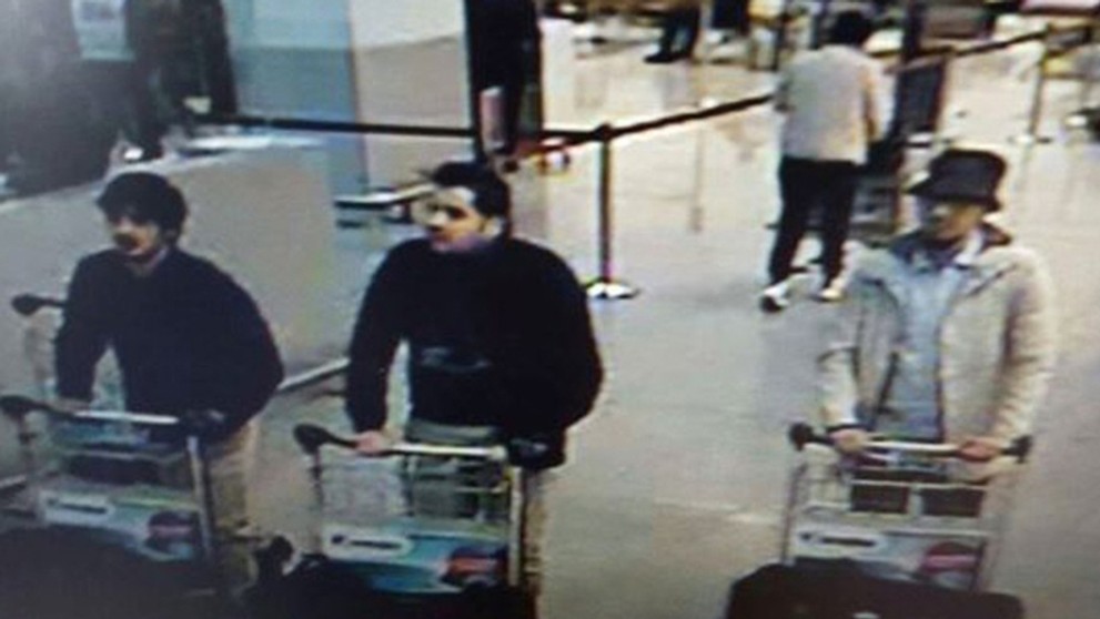 Podľa denníka ide o neznámeho muža, ktorý sa objavuje na záznamoch bezpečnostnej kamery zo stanice metra Maelbeek.