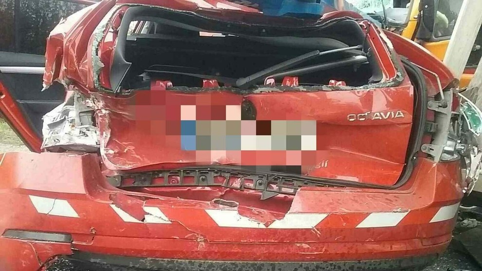 Auto spadlo z 15-metrov vysokého mosta v Mojšovej Lúčke.