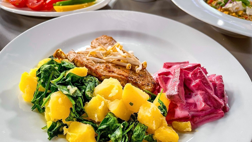 Steak z tuniaka s varenými zemiakmi na baby špenáte a masle s cviklovo-jogurtovým šalátom