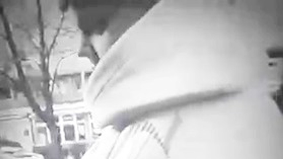 Polícia žiada verejnosť o pomoc pri stotožnení muža na fotografii.