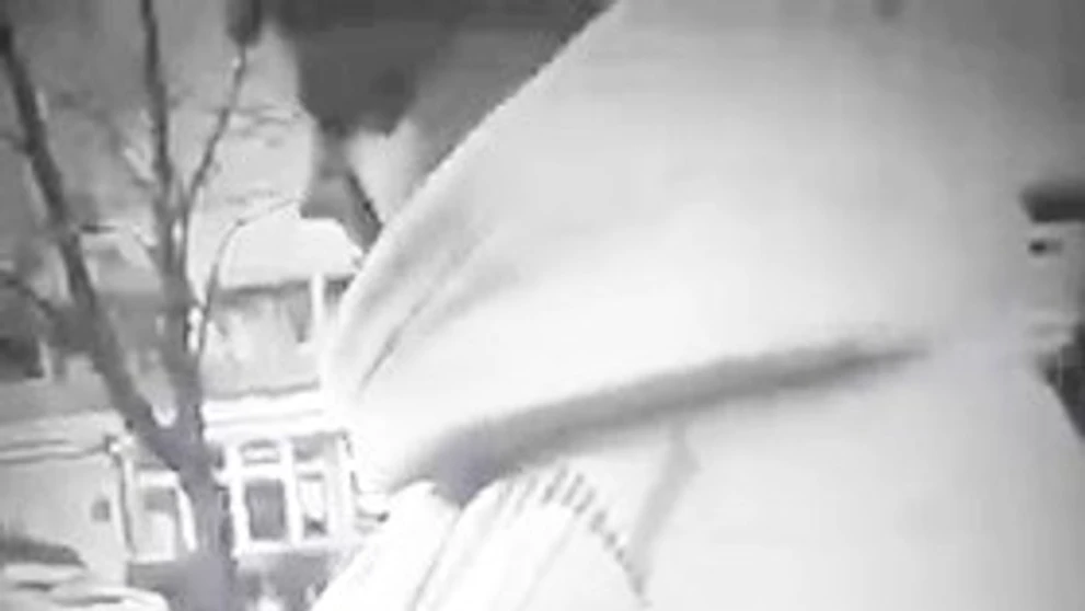 Polícia žiada verejnosť o pomoc pri stotožnení muža na fotografii.