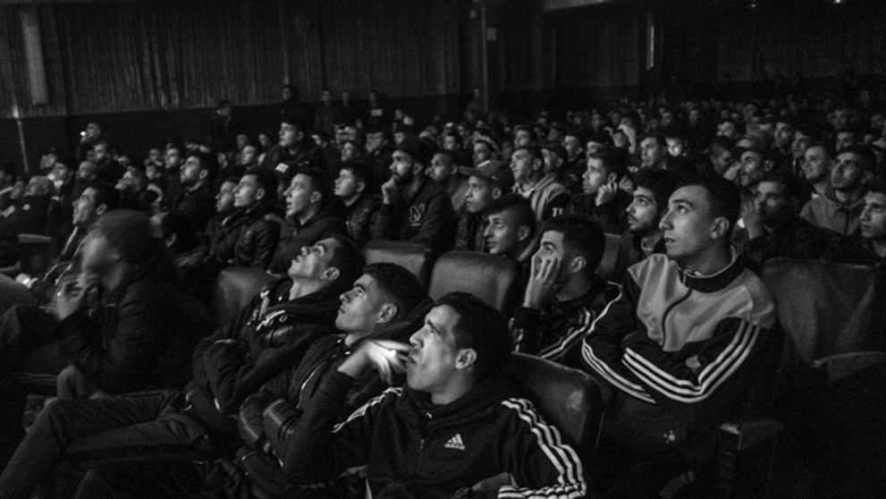  Fotograf Nicolas Asfourii zvíťazil v kategórii Spravodajstvo (séria) - Protestujúci drží poster počas protestov v Hongkongu.