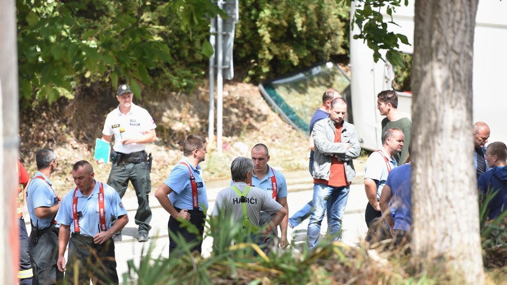 Pri Bučanoch sa prevrátil autobus so seniormi