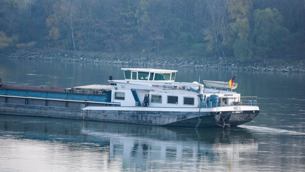 Na snímke uviaznutá loď na Dunaji