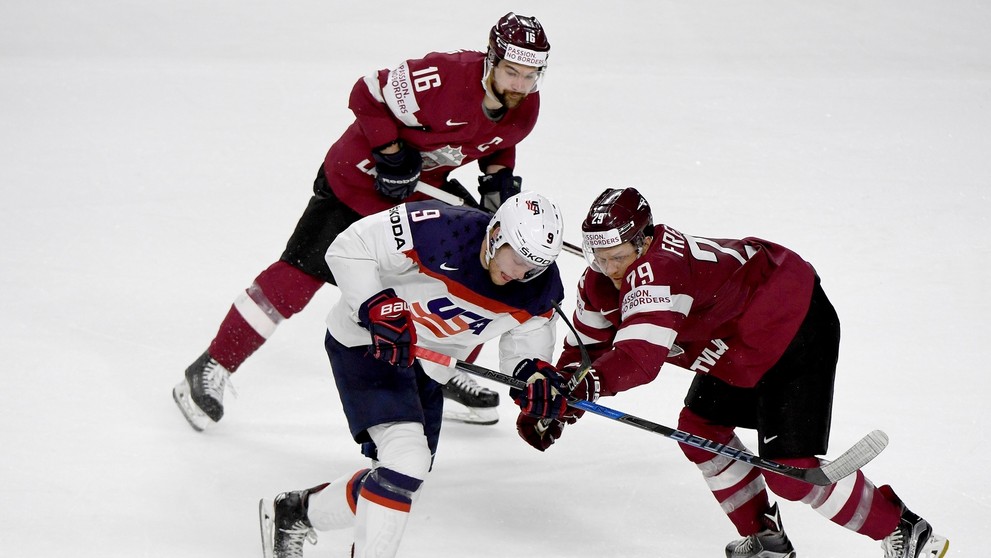 Vitalijs Pavlovs (vpravo) atakuje Američana Andrewa Coppa (v strede) v dueli MS 2017.