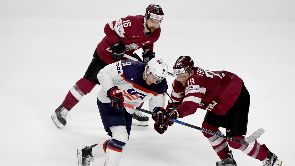 Vitalijs Pavlovs (vpravo) atakuje Američana Andrewa Coppa (v strede) v dueli MS 2017.
