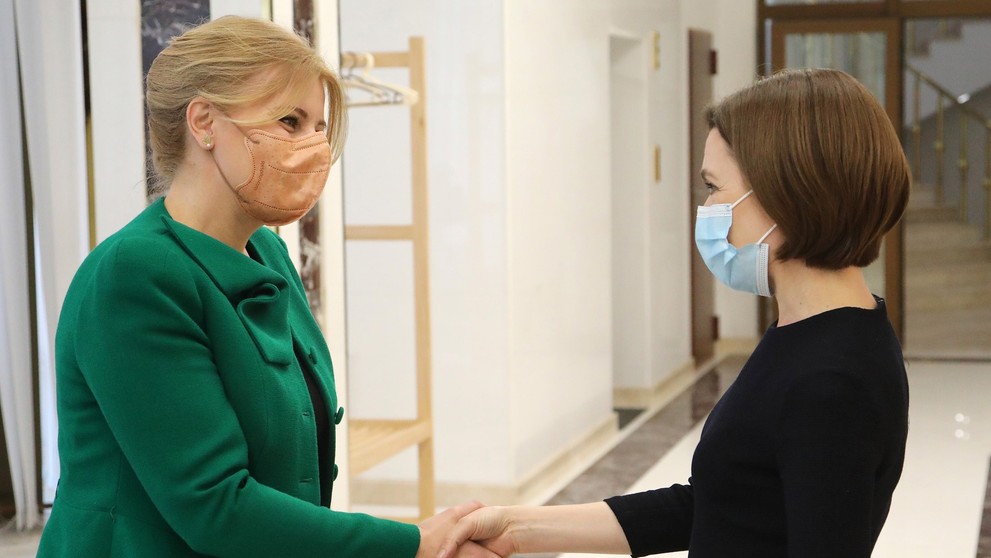 Moldavská prezidentka Maia Sanduová so slovenskou prezidentkou Zuzanou Čaputovou.