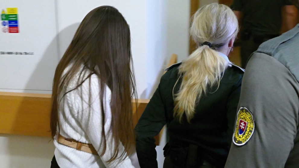 Judita pred hlavným pojednávaním v prípade vraždy spolužiaka Tomáša.